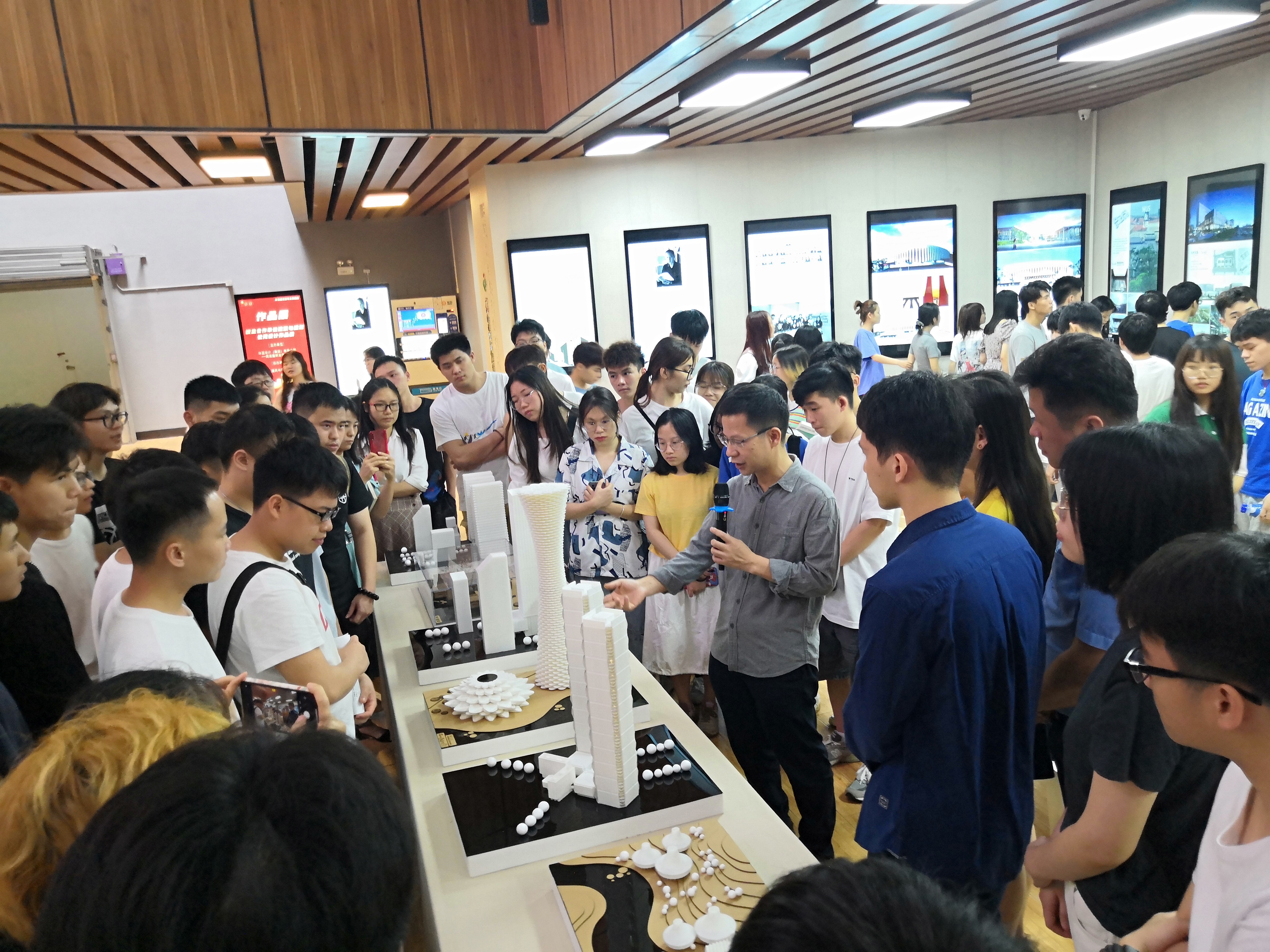华蓝设计（集团）总乐玩首页（中国）网页版师庞波先生给学生讲解作品