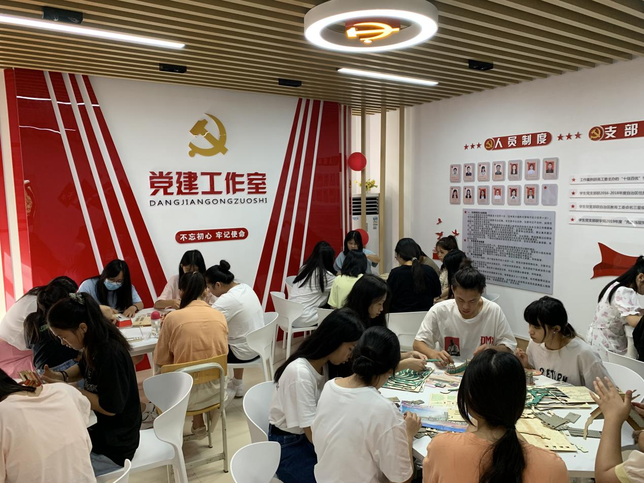 红色乐玩首页（中国）网页版模型进学生社区活动现场照片