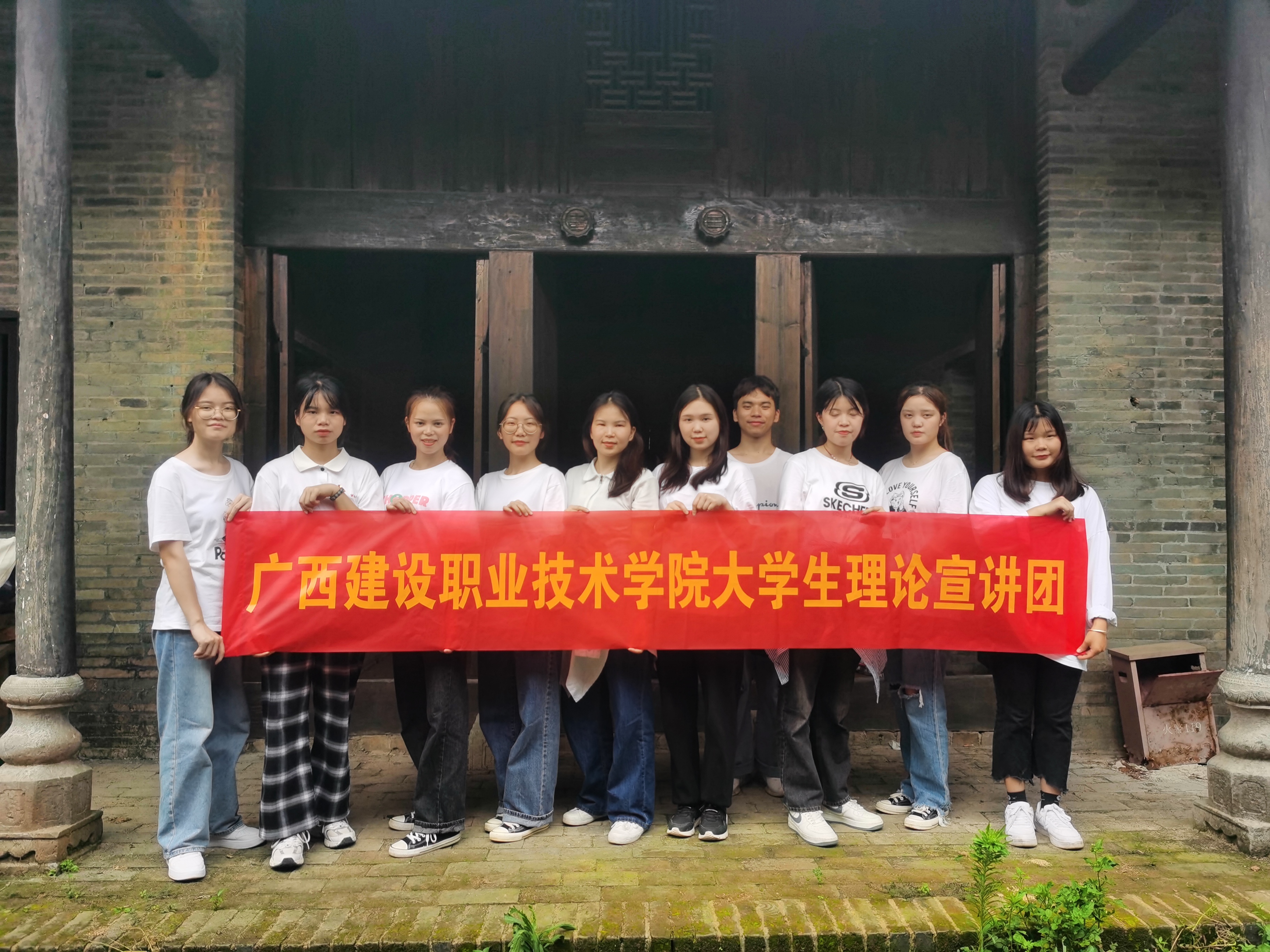 宣讲团成员在古乐玩首页（中国）网页版前合影