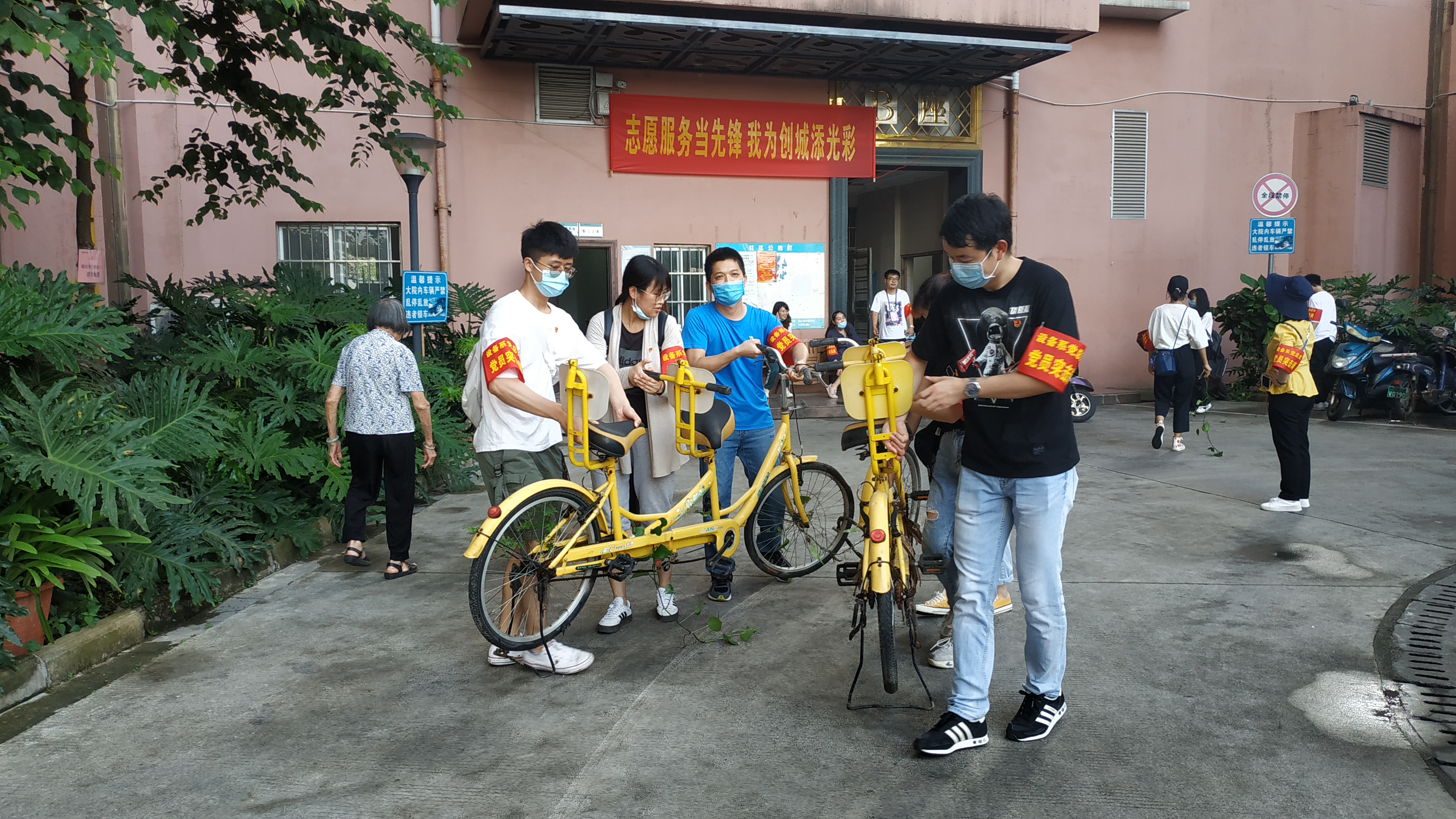 乐玩首页（中国）网页版设备与环境工程系党总支党员正在清理废旧单车
