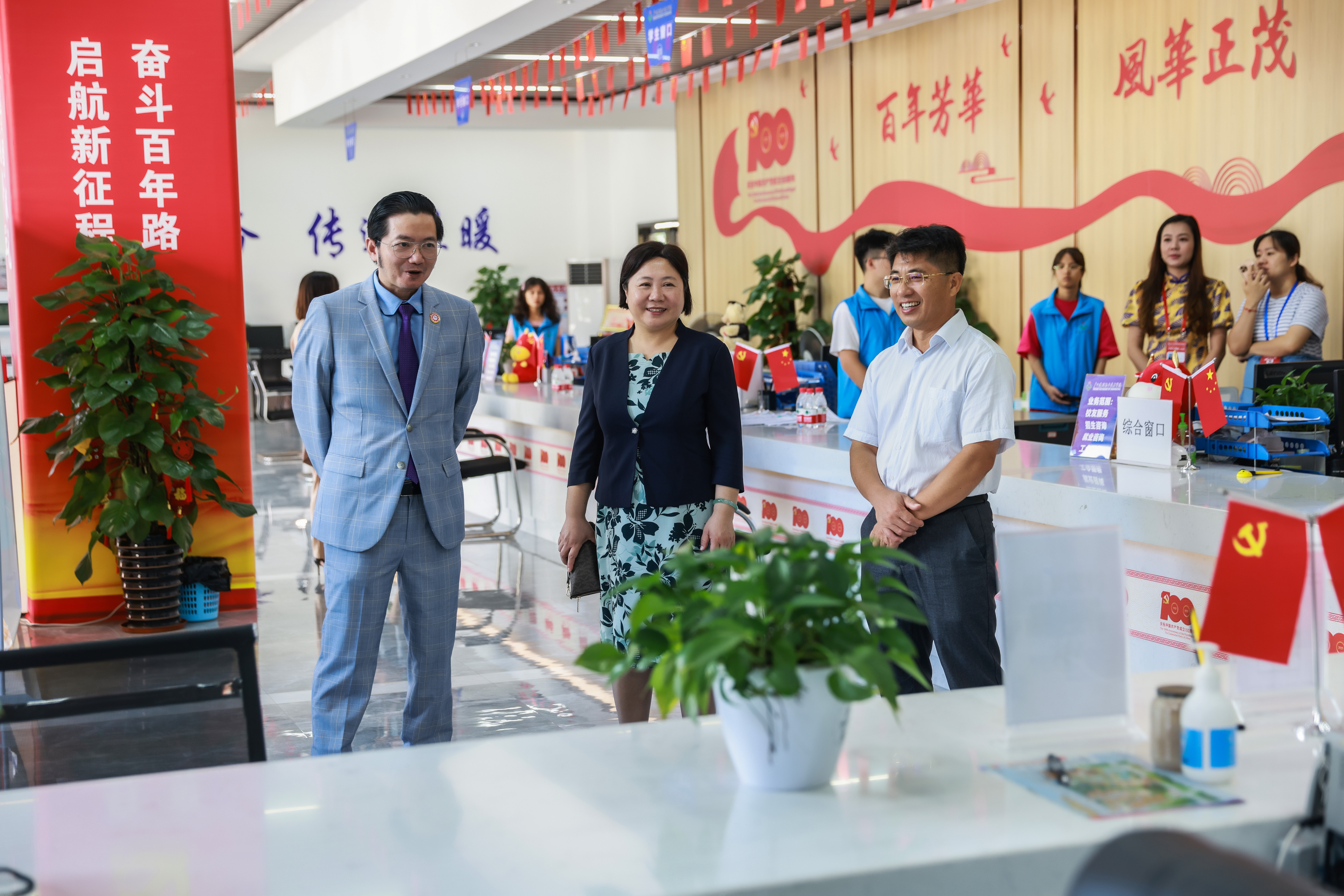 刘晓红书记、伍耿清副院长陪同杜南忠总领事一行参观乐玩首页（中国）网页版“一站式”服务中心