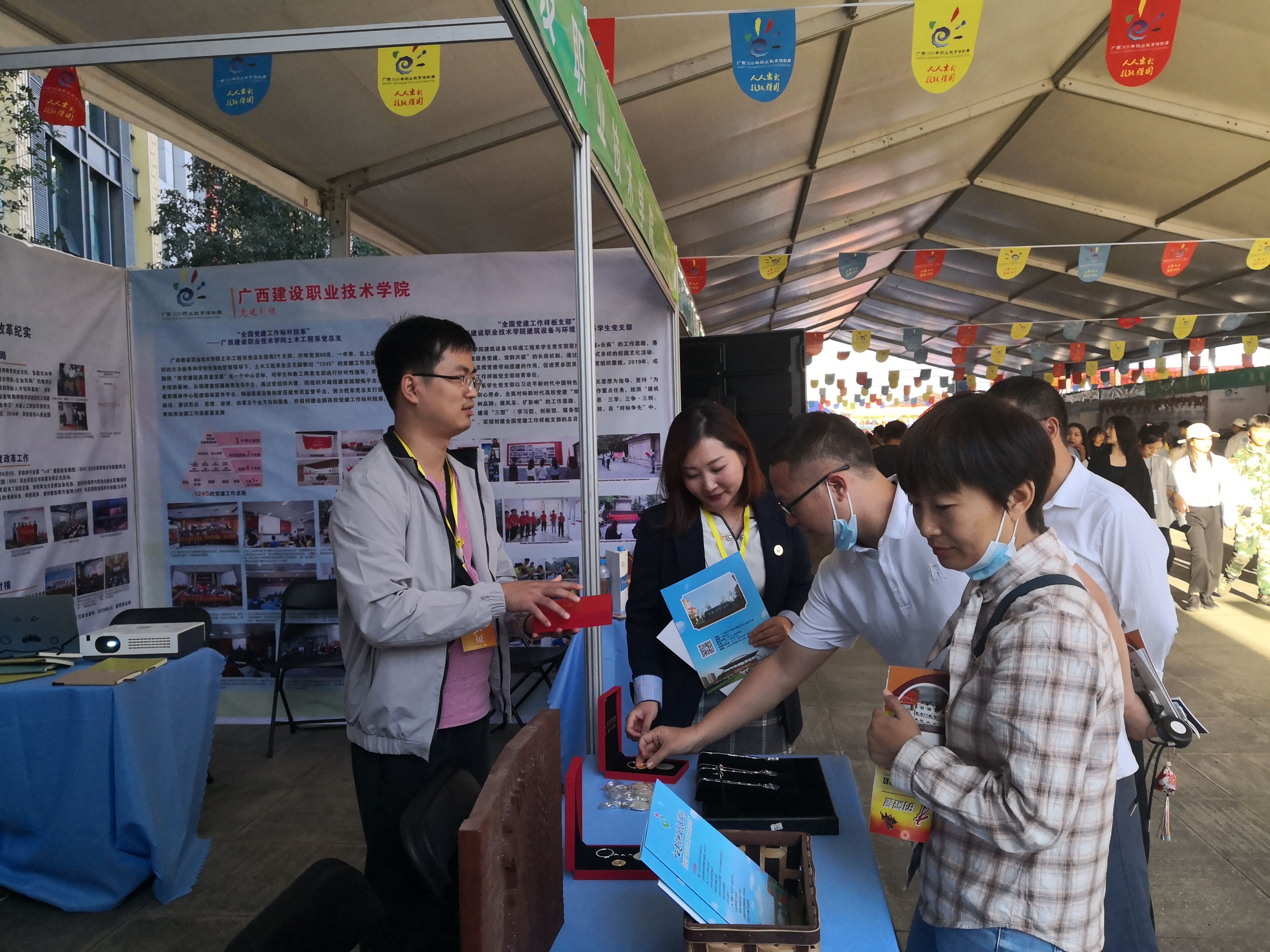 乐玩首页（中国）网页版老师向兄弟院校领导介绍学校展品