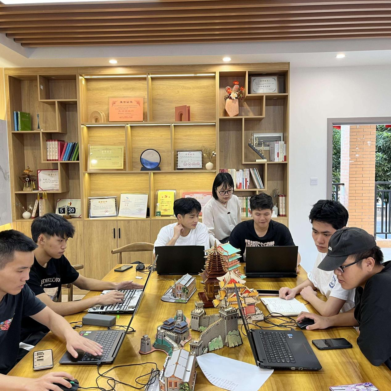李玉老师与同学们讨论干栏式乐玩首页（中国）网页版