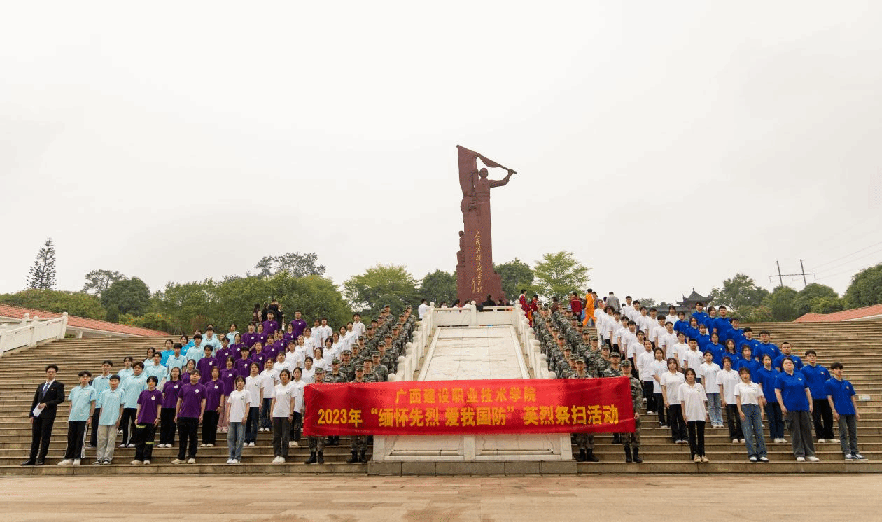 乐玩首页（中国）网页版团员青年代表在公祭广场革命烈士纪念碑前留念