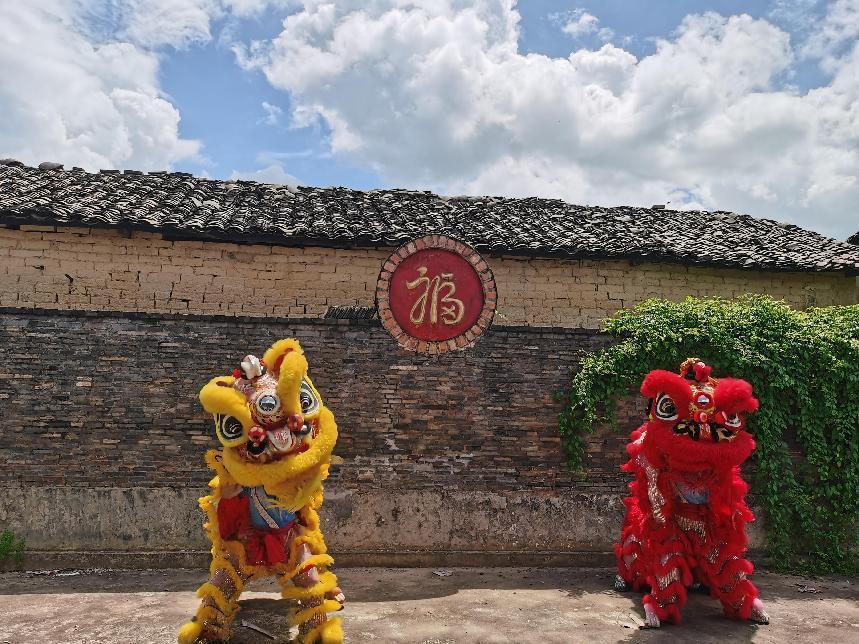 实践团成员在村落古乐玩首页（中国）网页版处舞狮