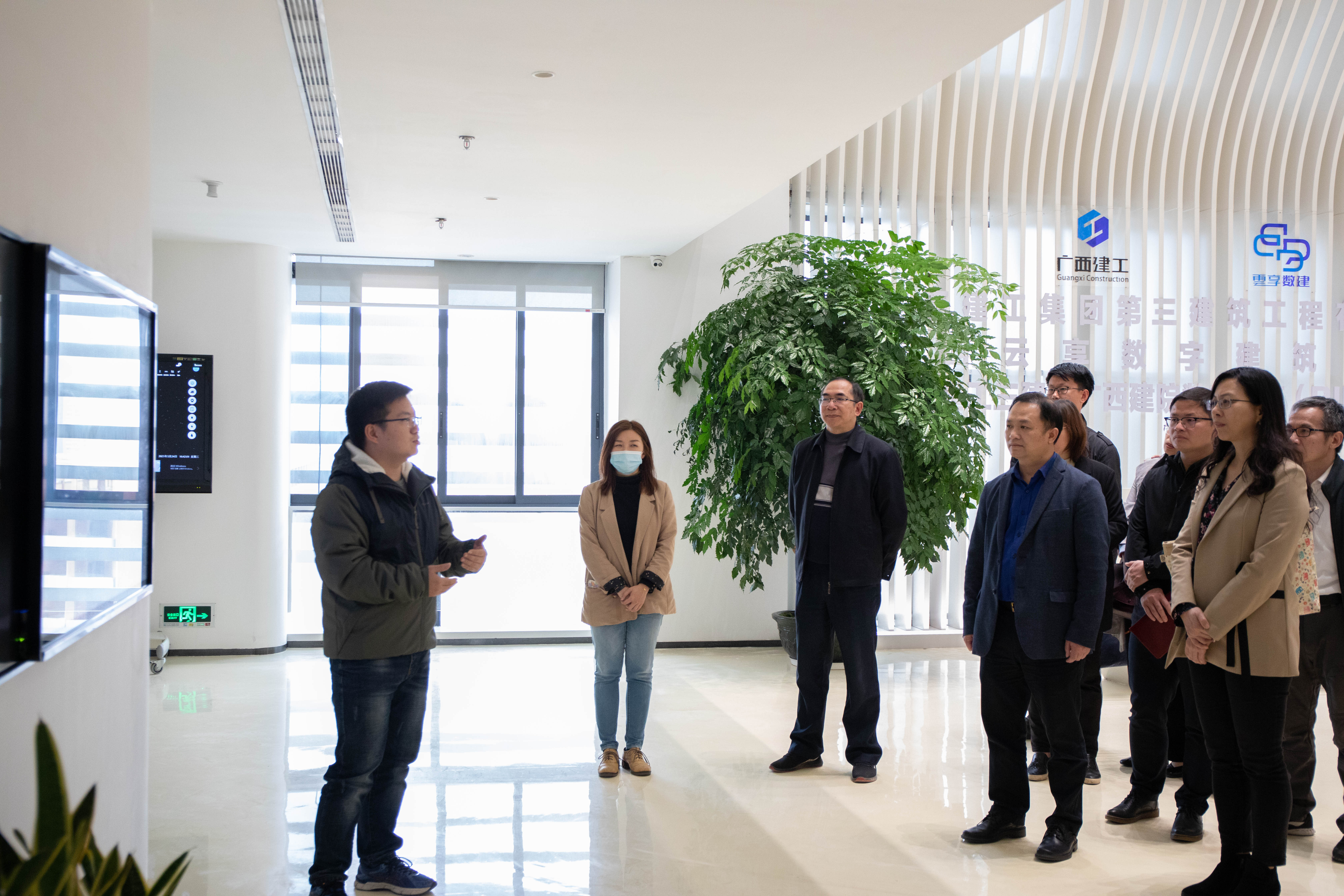 与会人员参观乐玩首页（中国）网页版BIM中心