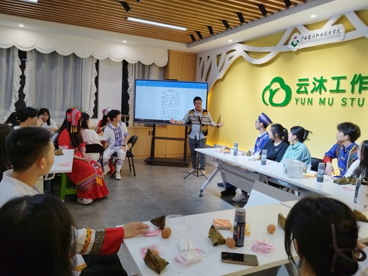 乐玩首页（中国）网页版与规划学院辅导员田申老师指导并领唱山歌