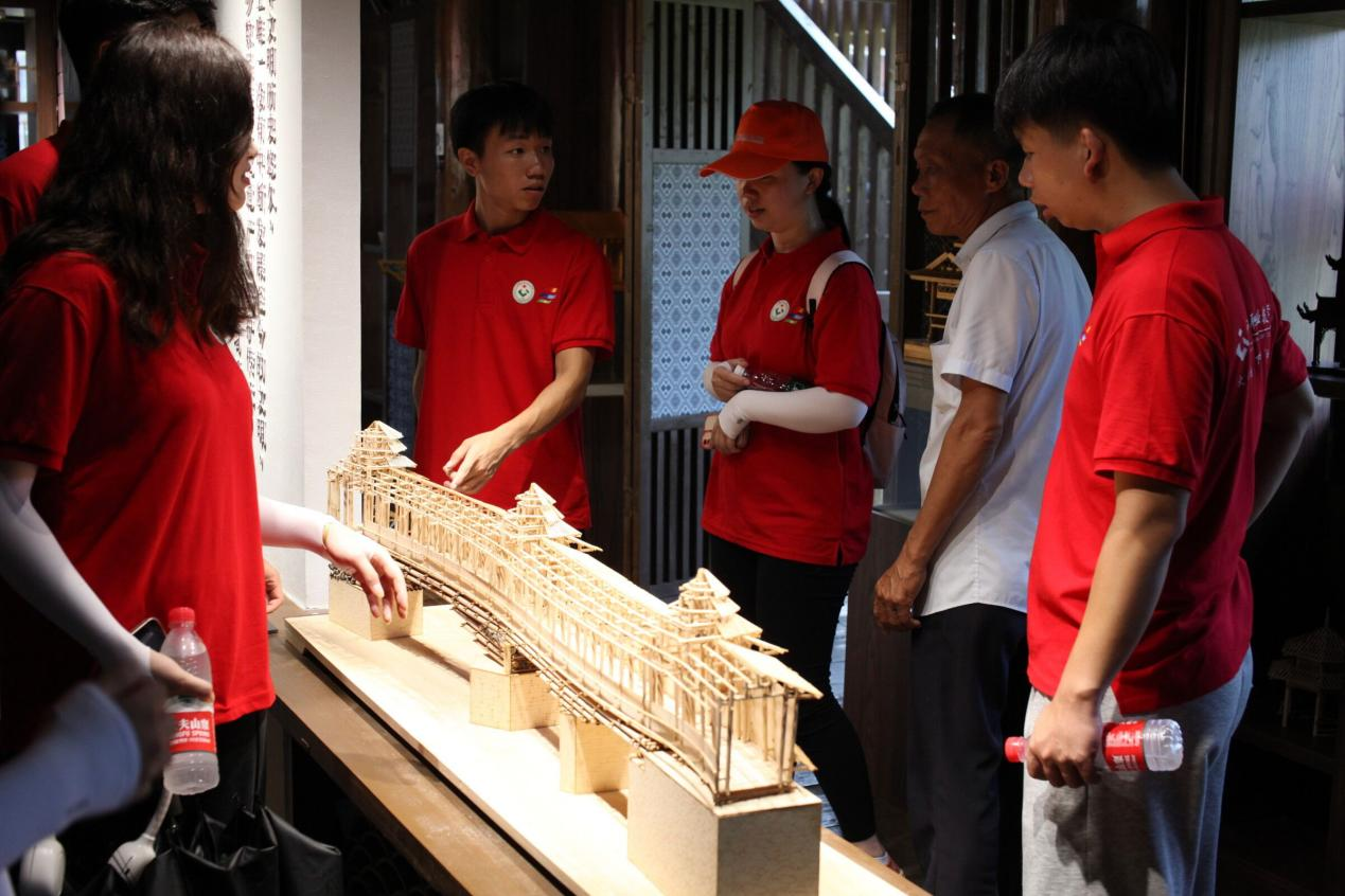 杨求师大师向实践团介绍乐玩首页（中国）网页版模型