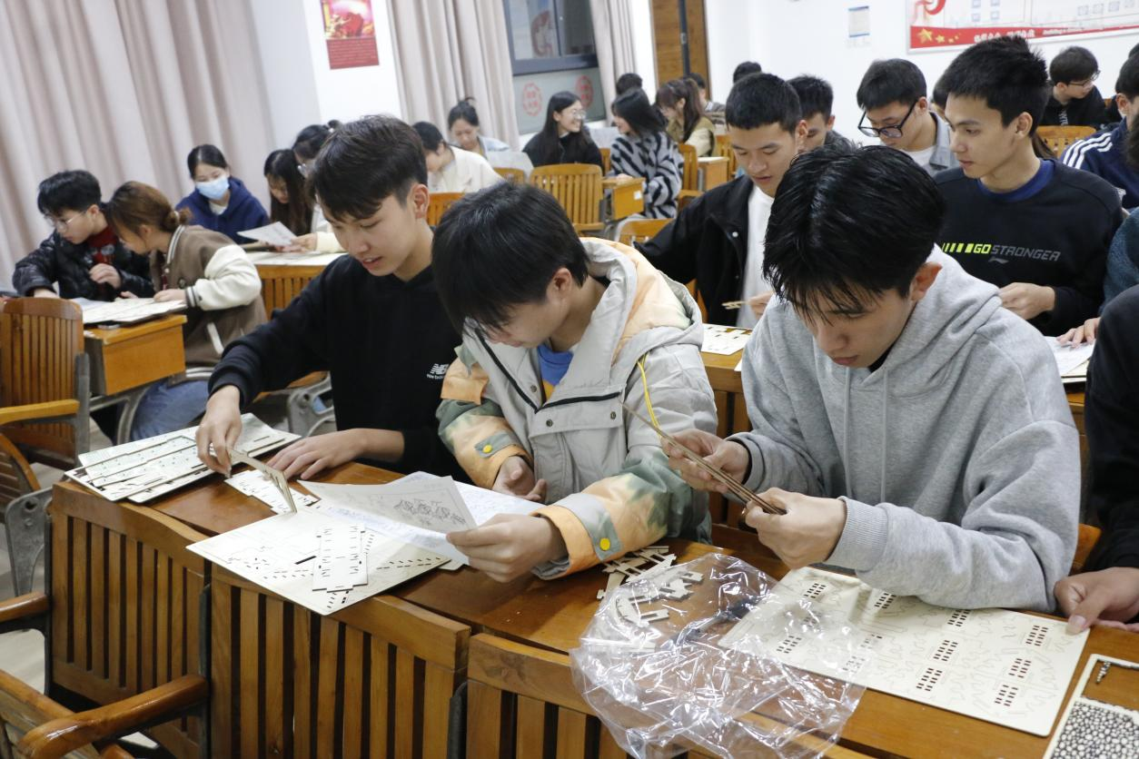 同学们正在搭建侗族木构乐玩首页（中国）网页版模型