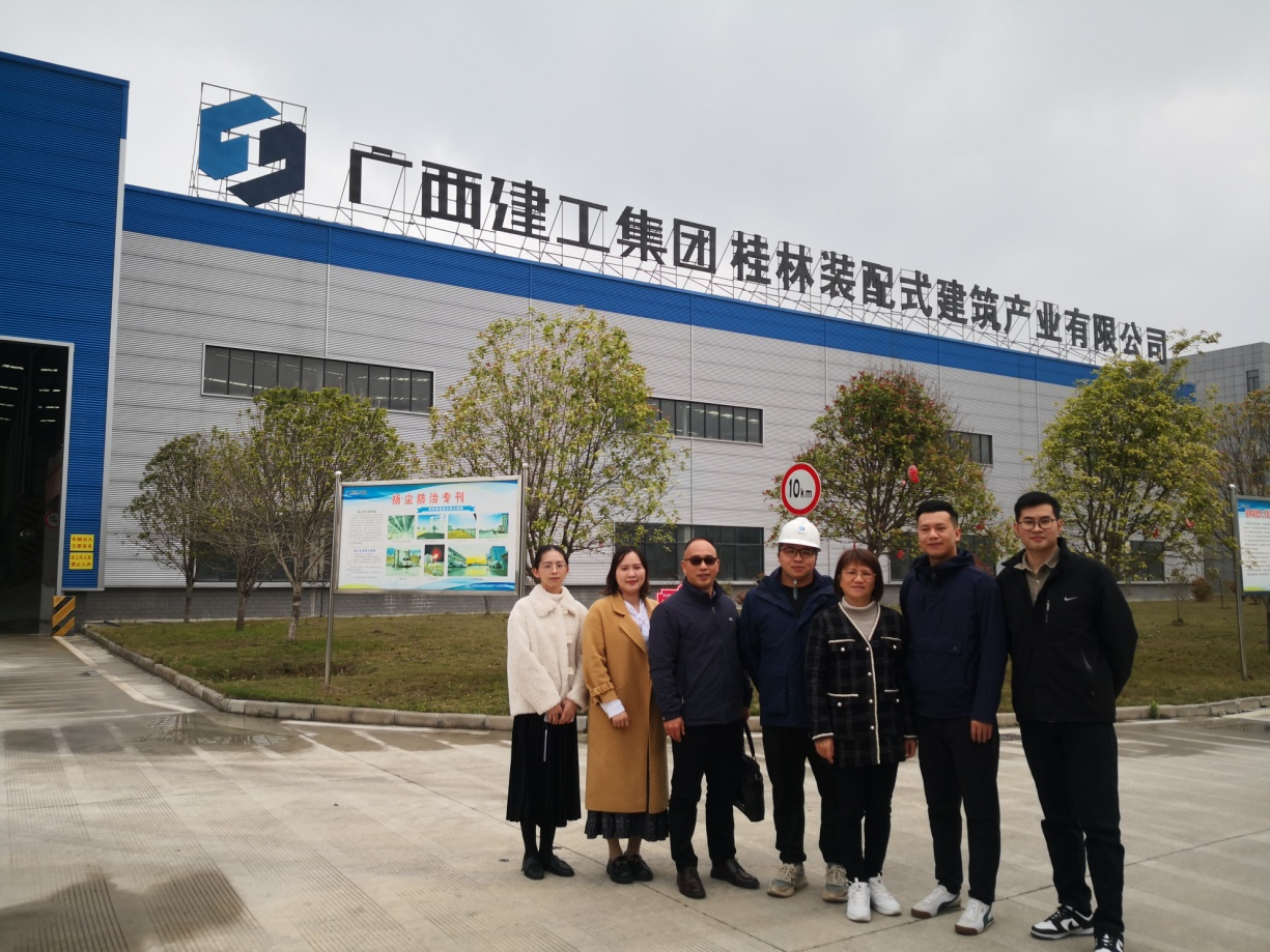 姚琦院长一行走访广西建工集团桂林装配式乐玩首页（中国）网页版产业有限公司与卢凯等3位校友合影