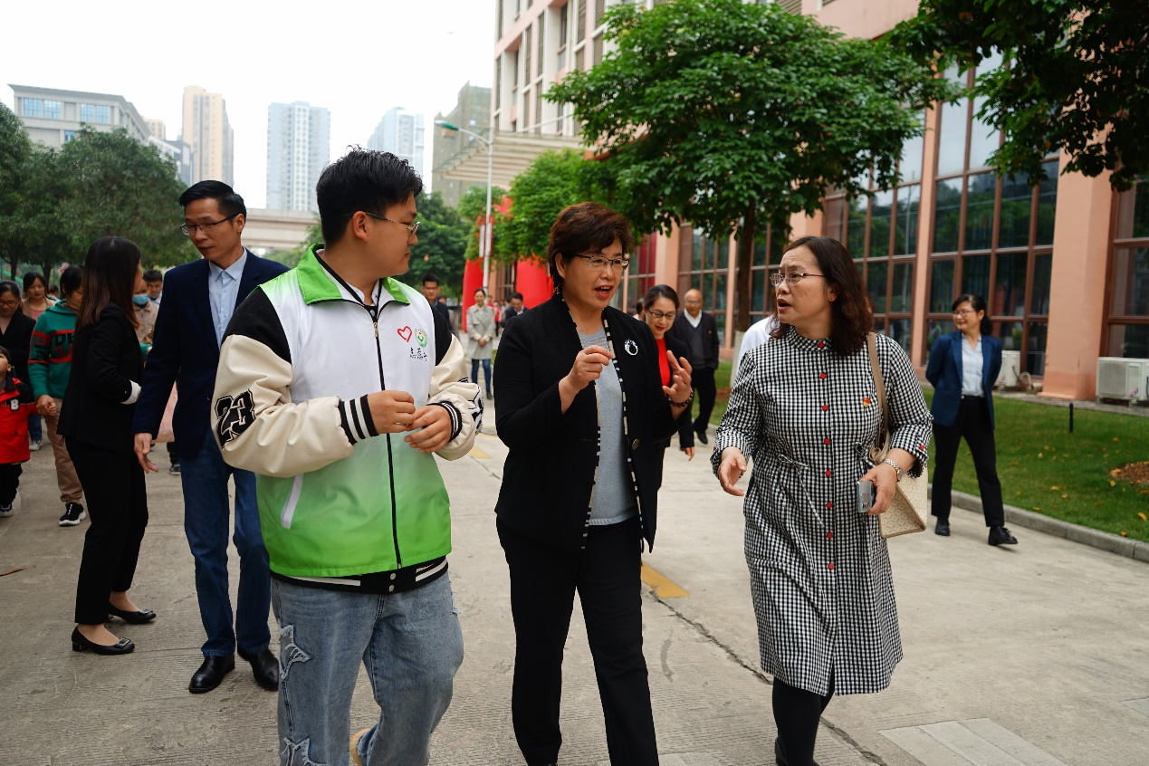 自治区残联党组书记、理事长黄丽娟（中）与乐玩首页（中国）网页版设备学院党总支书记侯文淑（右）对活动进行深入沟通交流