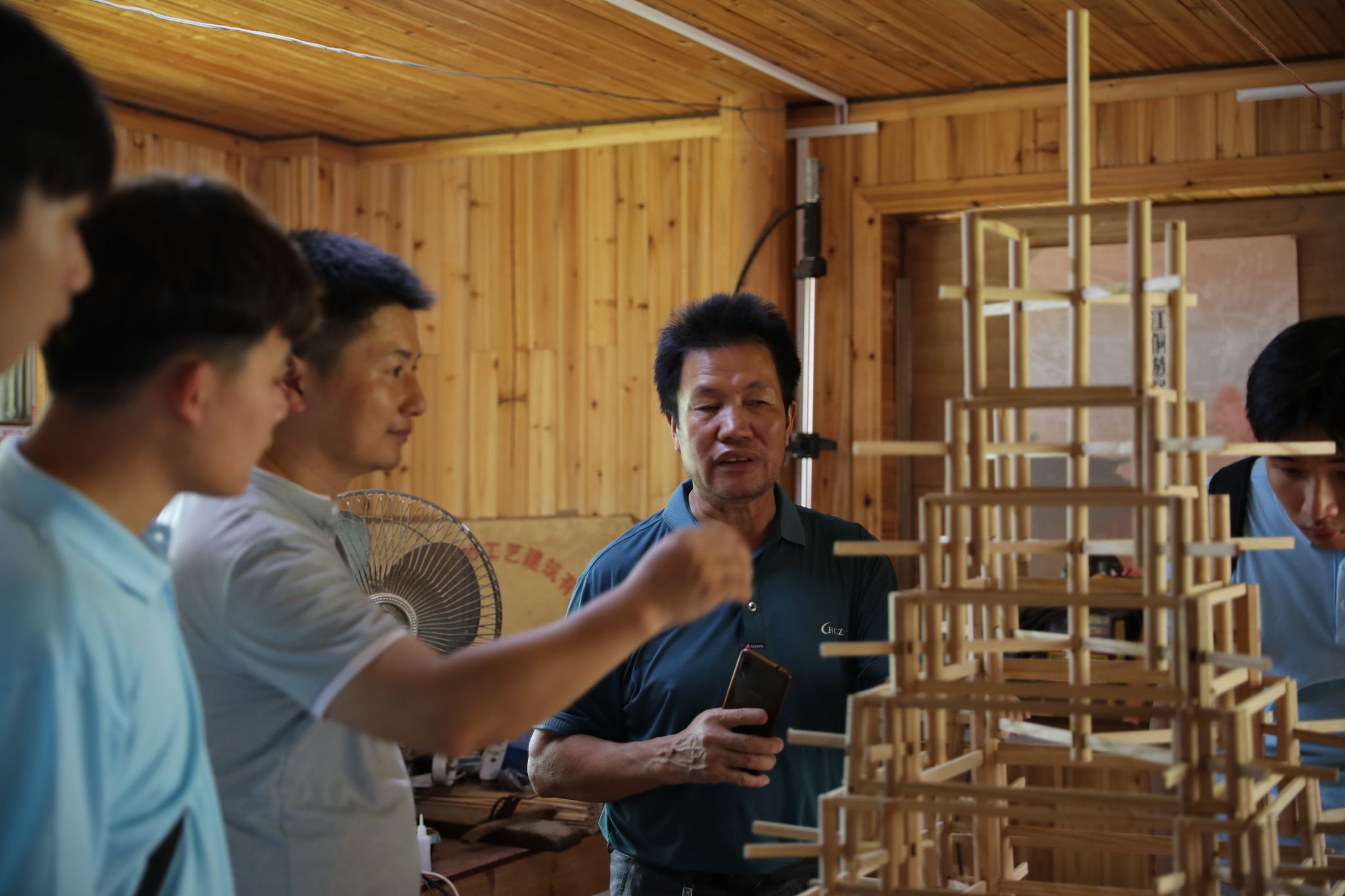 杨似玉大师利用鼓楼模型向实践团成员解说鼓楼乐玩首页（中国）网页版结构